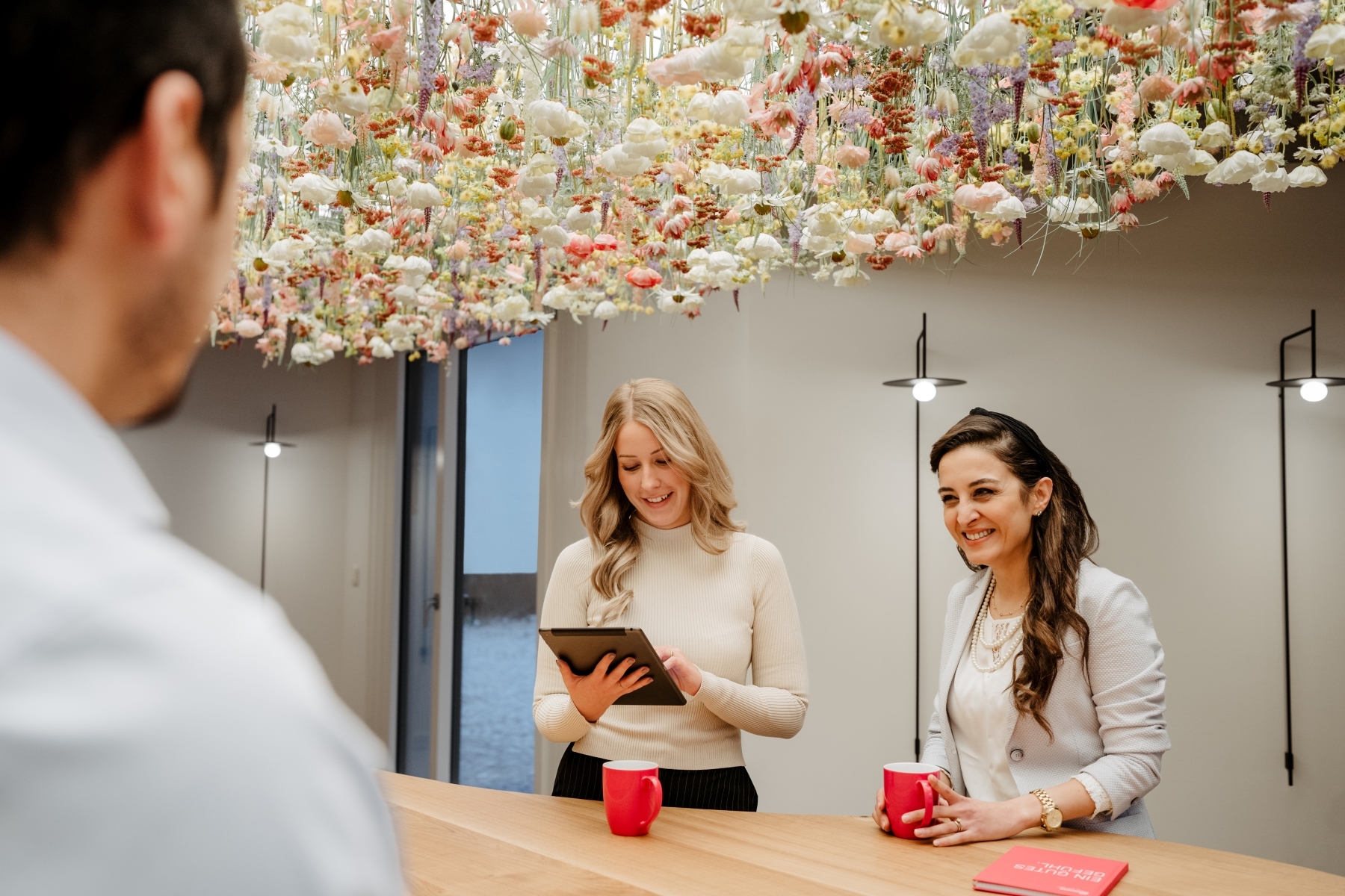 Blumenwiese mit Personen